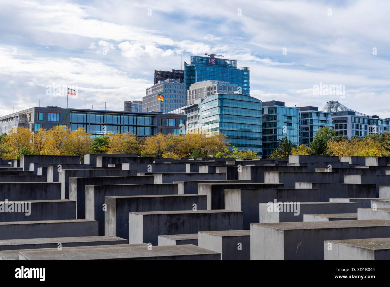 Berlino Germania - settembre 25 2025: Il Memoriale dell'Olocausto a Berlino con edifici moderni sullo sfondo Foto Stock