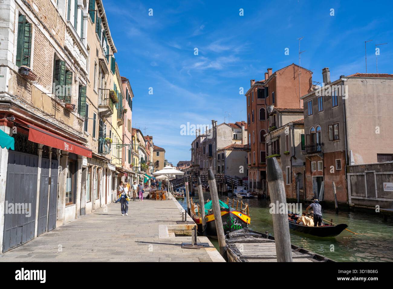 Venezia Italia - 3 settembre 2025: Una via lungo un canale con ristoranti e aziende a Venezia Foto Stock