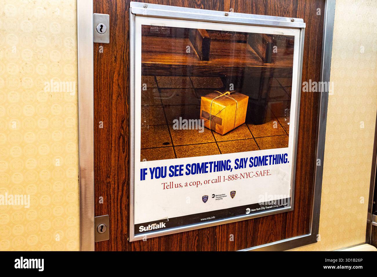 Poster nella metropolitana di New York con la scritta "se vedi qualcosa, dillo qualcosa", con una foto di un pacchetto sospetto sotto la panchina, campagna di pubblica sicurezza Foto Stock