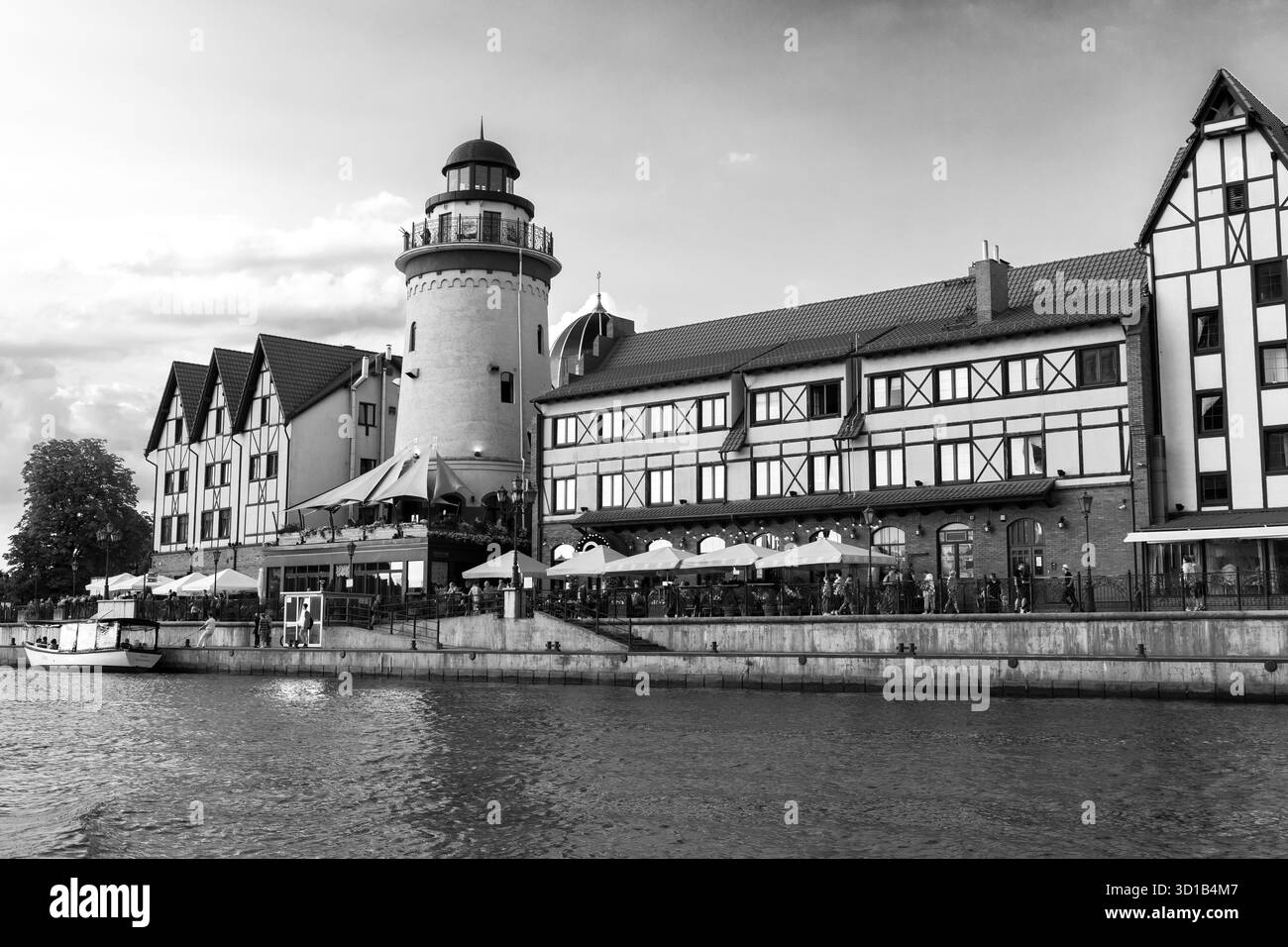 Kaliningrad, Russia - 30 luglio 2021: Villaggio di pescatori. Quartiere vecchio della città di Kaliningrad, foto in bianco e nero con una torre faro Foto Stock