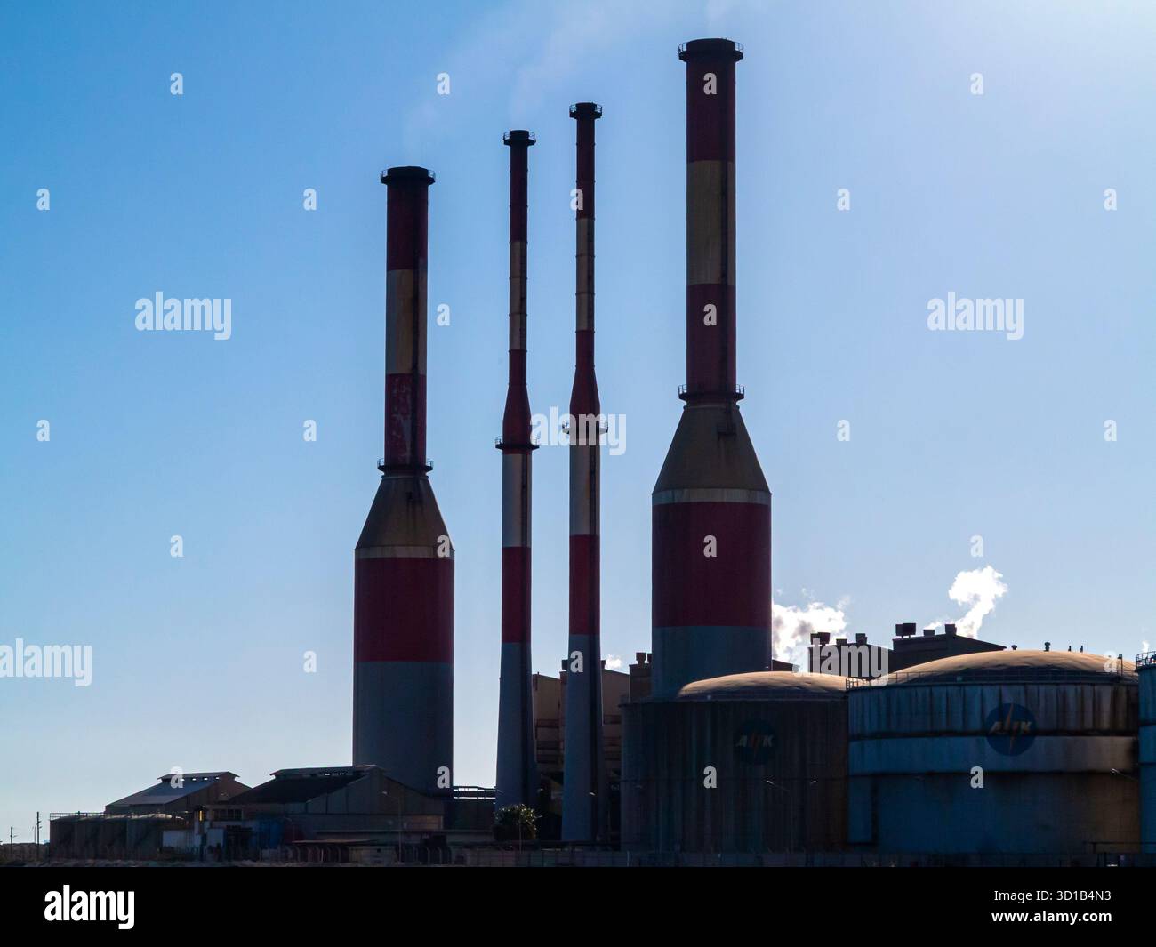 Centrale elettrica di Dhekelia, nel sud di Cipro, gestita dall'Autorità elettrica di Cipro, che utilizza olio combustibile pesante per azionare le sue turbine a vapore. Foto Stock