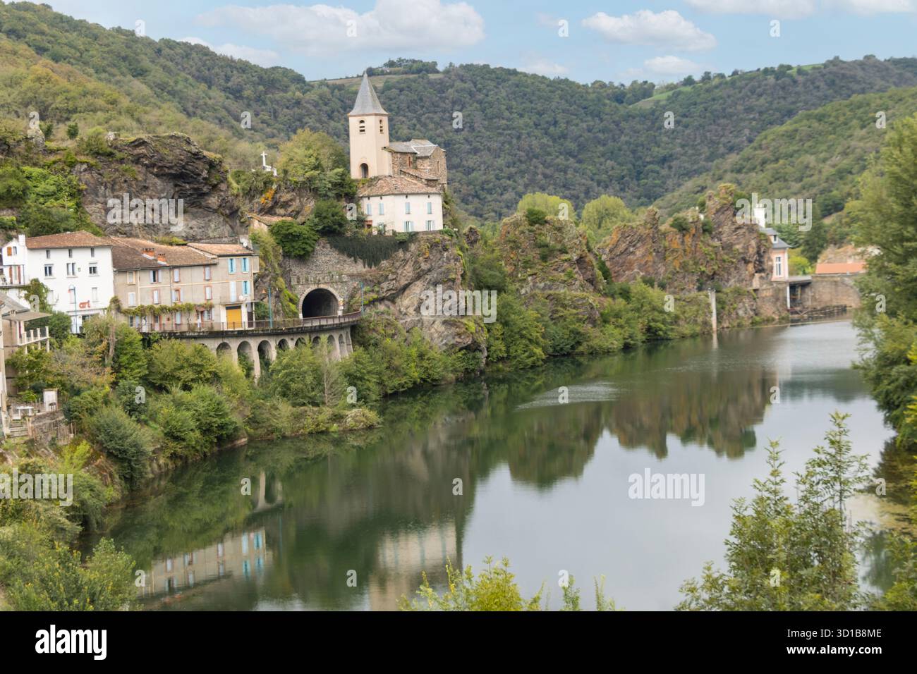 Vista panoramica generale del villaggio di Ambialet e del fiume Tarn, Tarn, Occitanie, Francia Foto Stock