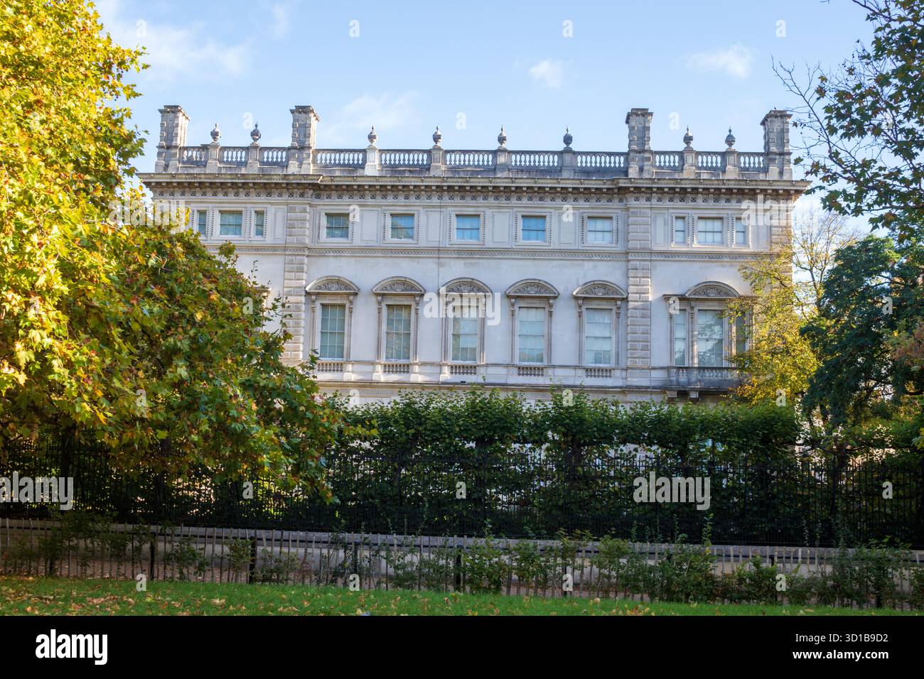 Bridgewater House (Berkshire House) (Cleveland House) vista da Green Park, Londra Foto Stock