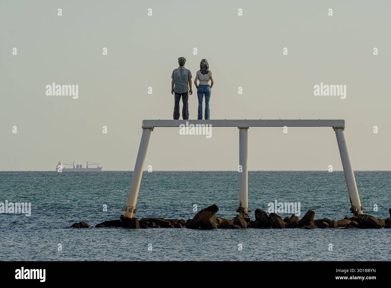 Guarda oltre: Sculture al largo e nave lontana, Newbiggin-by-the-Sea Foto Stock