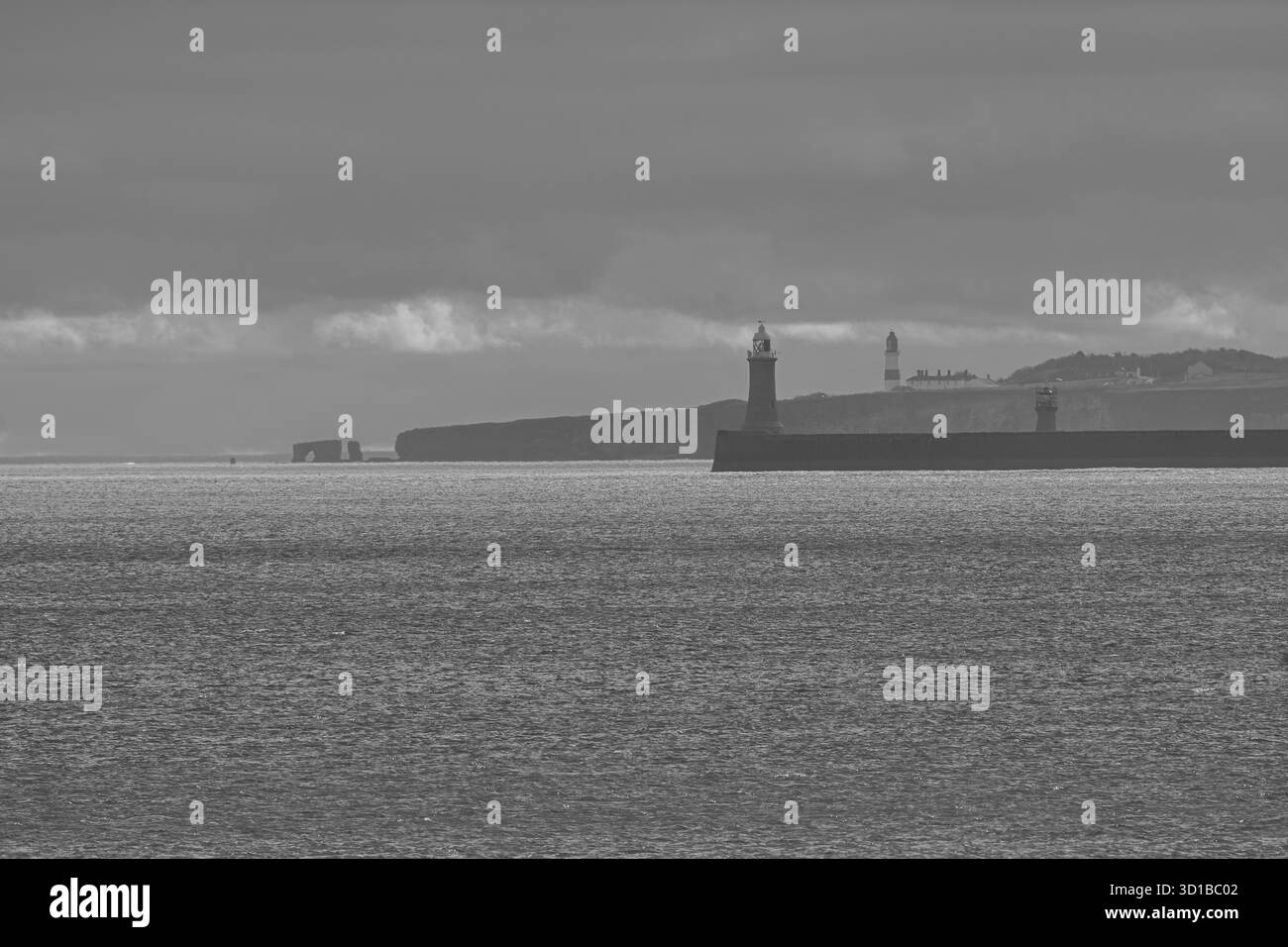 Scena costiera in bianco e nero con più fari Foto Stock