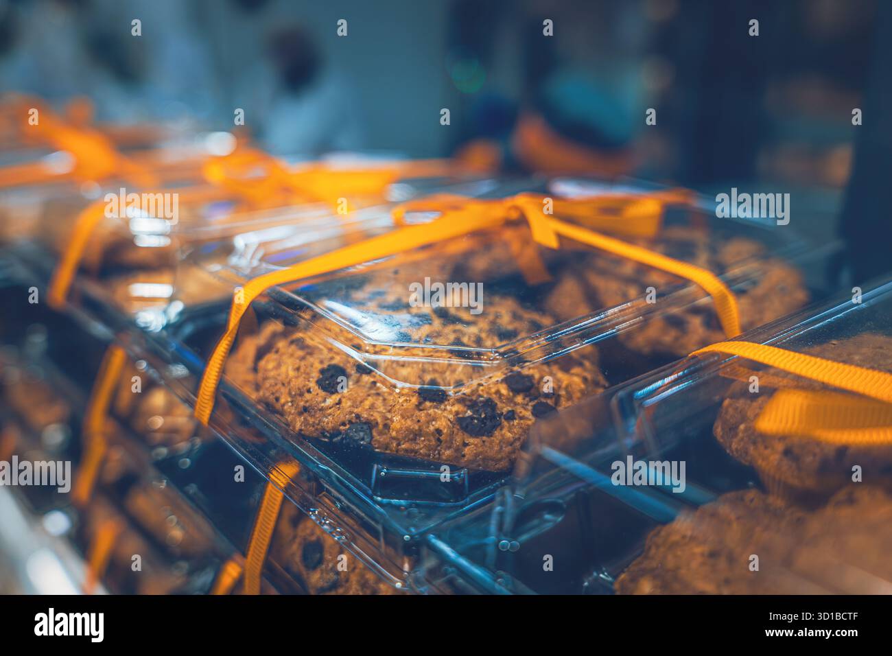 Biscotti con farina d'avena in confezioni natalizie al banco di un supermercato Foto Stock