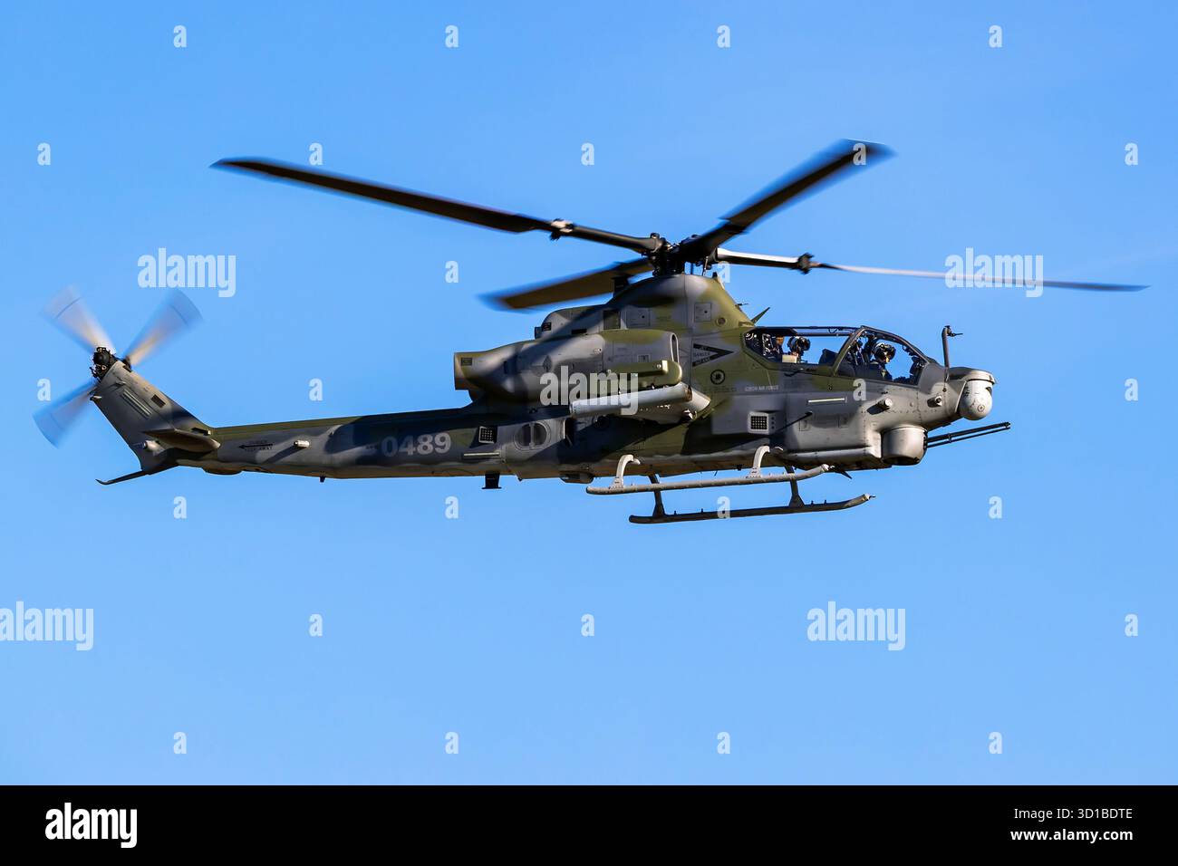 Ostrava, Repubblica Ceca - 19 settembre 2025: Elicottero d'attacco Bell AH-1Z Viper dell'Aeronautica militare ceca. Operazioni di volo. Aviazione militare e velivoli a rotazione. Foto Stock