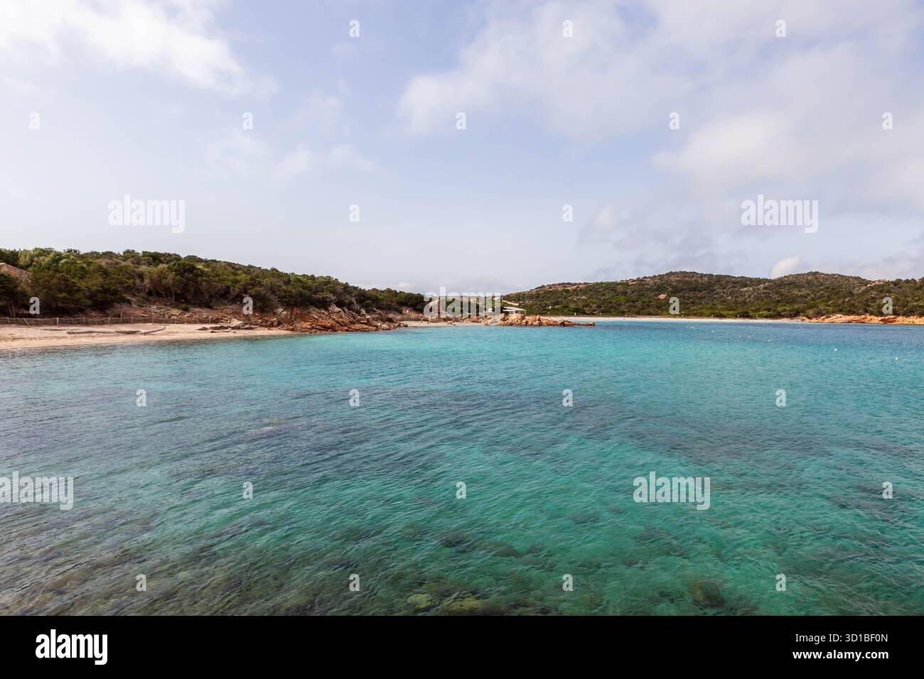 Isola di Caprera, Italia. Le acque turchesi incontrano la costa color smeraldo e il paesaggio mediterraneo. Natura di Caprera, Italia. Foto Stock