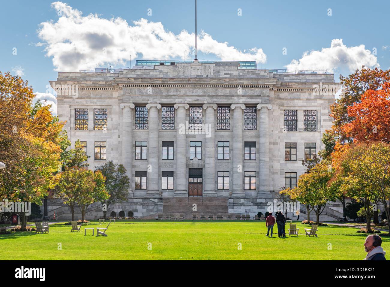 Boston, ma, USA - 26 ottobre 2025: Studenti vicino alla facciata dell'edificio principale della Harvard Medical School nel campus di questa ricerca privata della Ivy League Foto Stock