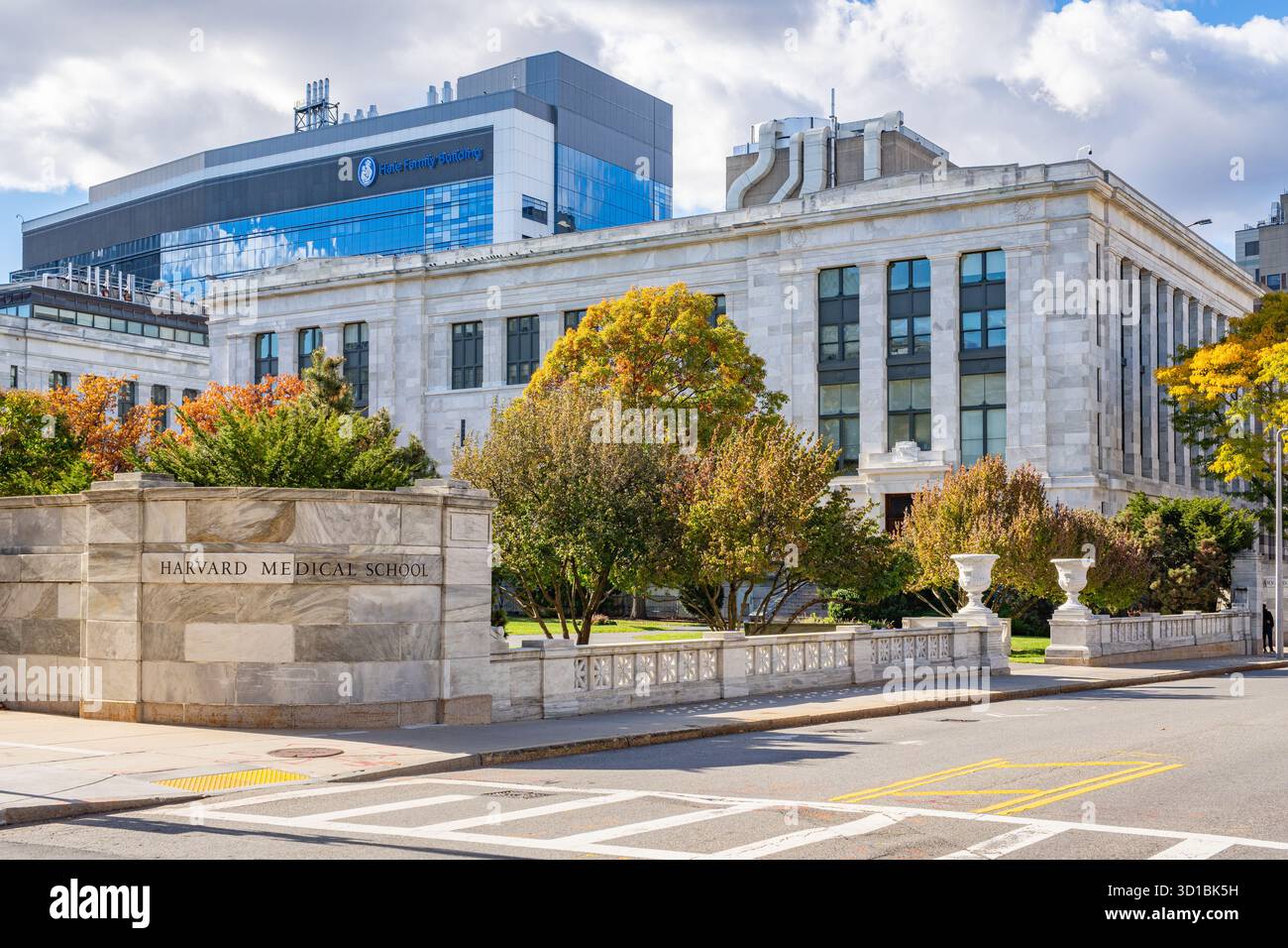 Boston, ma, USA - 26 ottobre 2025: Ingresso al campus della Harvard Medical School di questa università privata di ricerca della Ivy League. Foto Stock