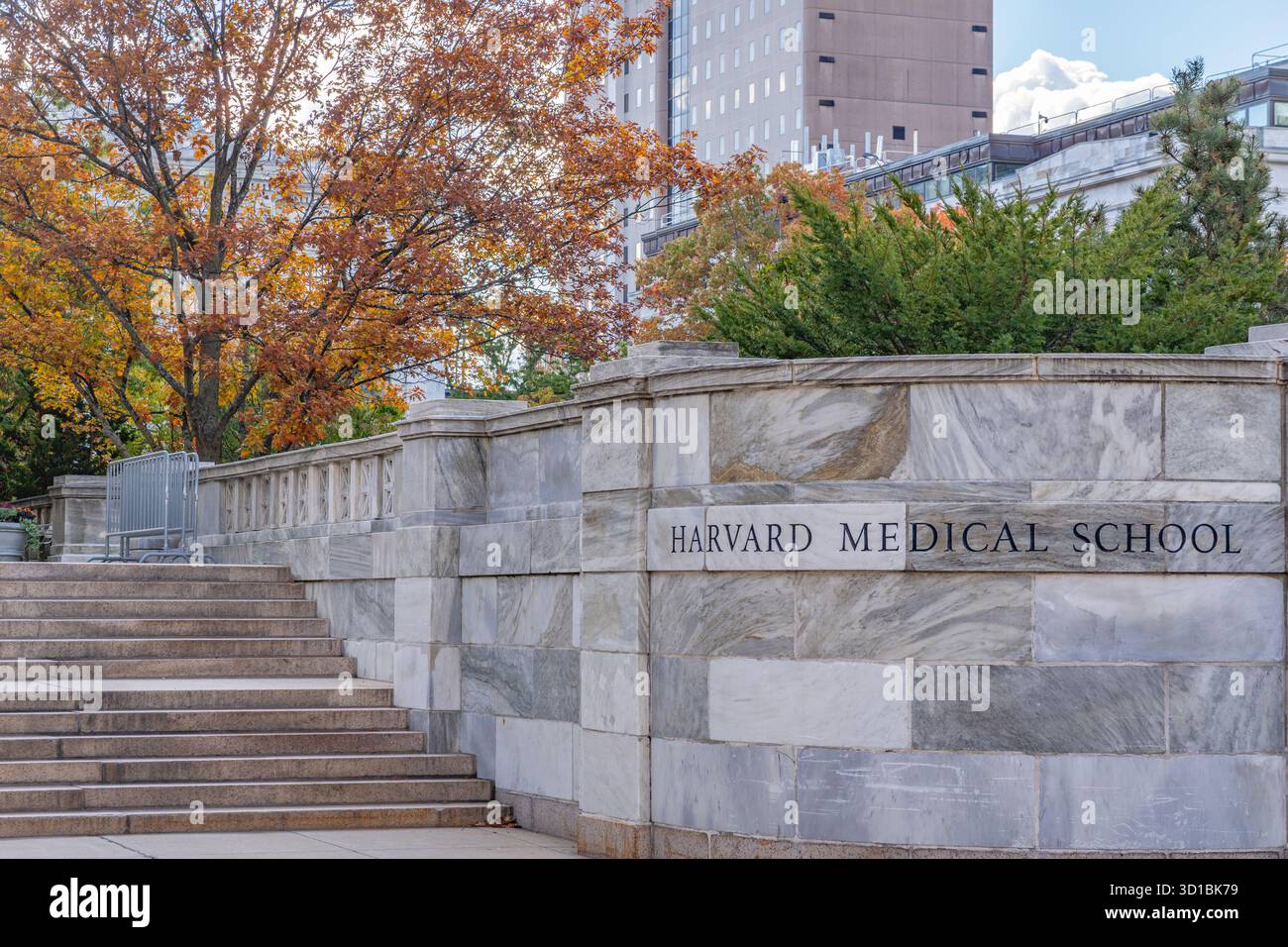Boston, ma, USA - 26 ottobre 2025: Ingresso al campus della Harvard Medical School di questa università privata di ricerca della Ivy League. Foto Stock