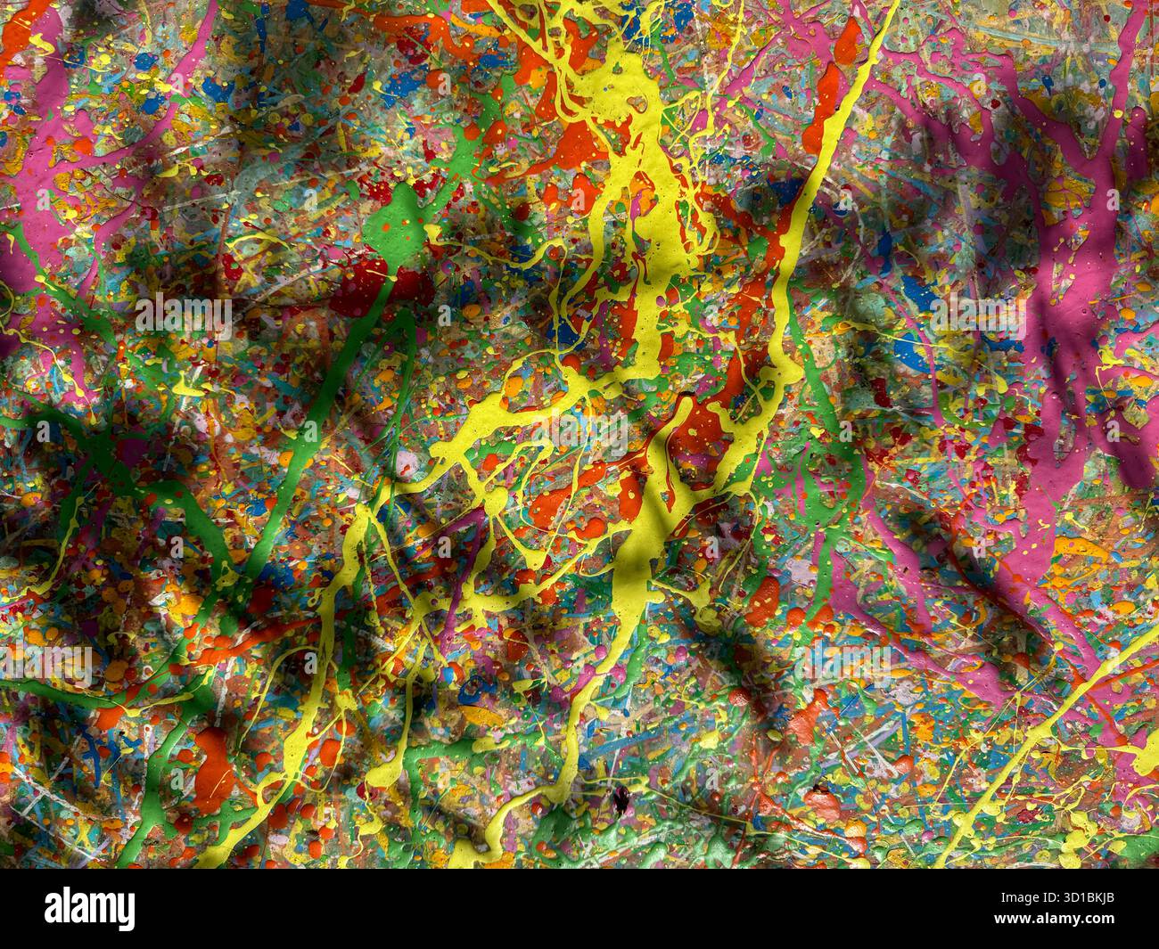 Un primo piano astratto ed energico di una superficie coperta da uno spruzzo dinamico di molteplici colori brillanti, con pa dominante giallo, rosa e verde Foto Stock
