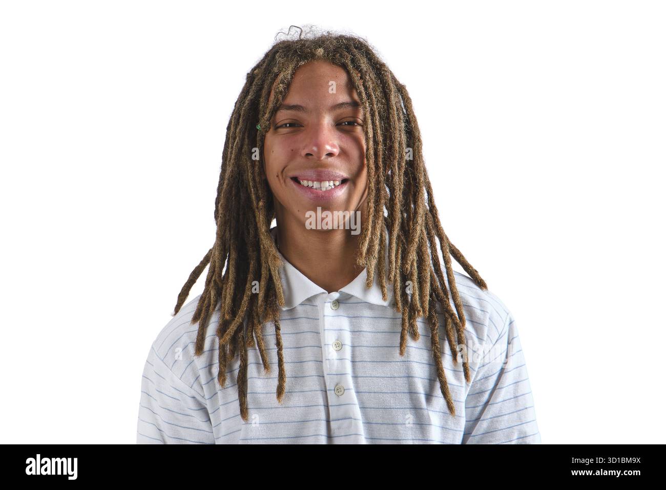 Giovane con dreadlock sorridenti, indossa una polo a righe su sfondo bianco Foto Stock