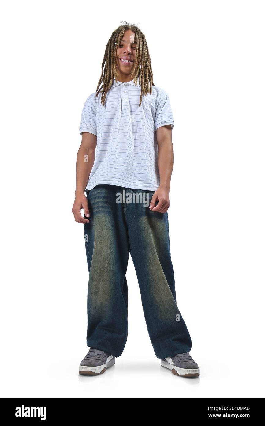 Giovane con dreadlock sorridenti, indossa una polo a righe su sfondo bianco Foto Stock