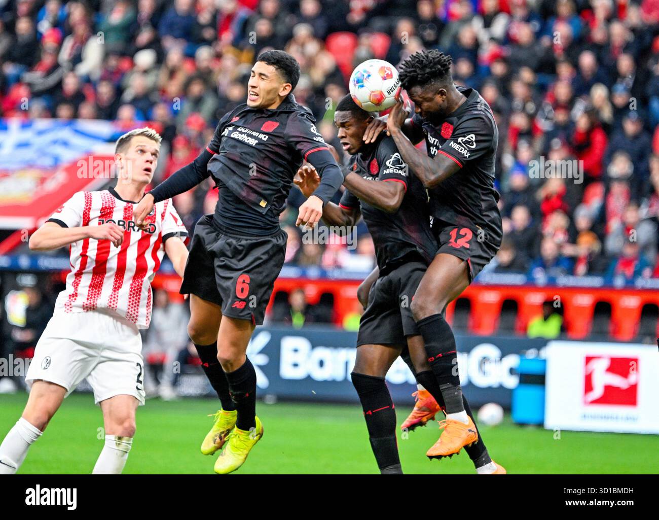 BayArena Leverkusen Germania, 26.10.2025, calcio: Bundesliga Season 25/26 Matchday 8, Bayer 04 Leverkusen (B04, nero) vs. SC Freiburg (SCF, bianco)   da sinistra: Equi Fernandez (B04), Christian Kofane (B04), Edmond Tapsoba (B04) Foto Stock