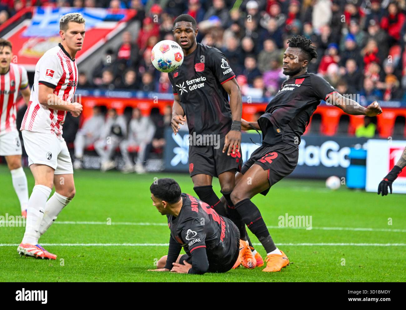 BayArena Leverkusen Germania, 26.10.2025, calcio: Bundesliga Season 25/26 Matchday 8, Bayer 04 Leverkusen (B04, nero) vs. SC Freiburg (SCF, bianco)   da sinistra: Christian Kofane (B04), Equi Fernandez (B04), Edmond Tapsoba (B04) Foto Stock