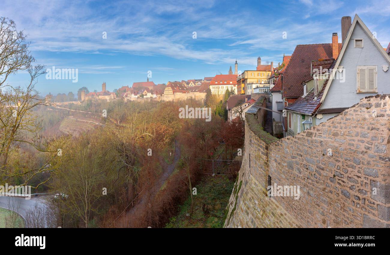 Vista panoramica dello storico skyline di Rothenburg ob der Tauber a Rothenburg, in Germania, in una giornata invernale limpida Foto Stock