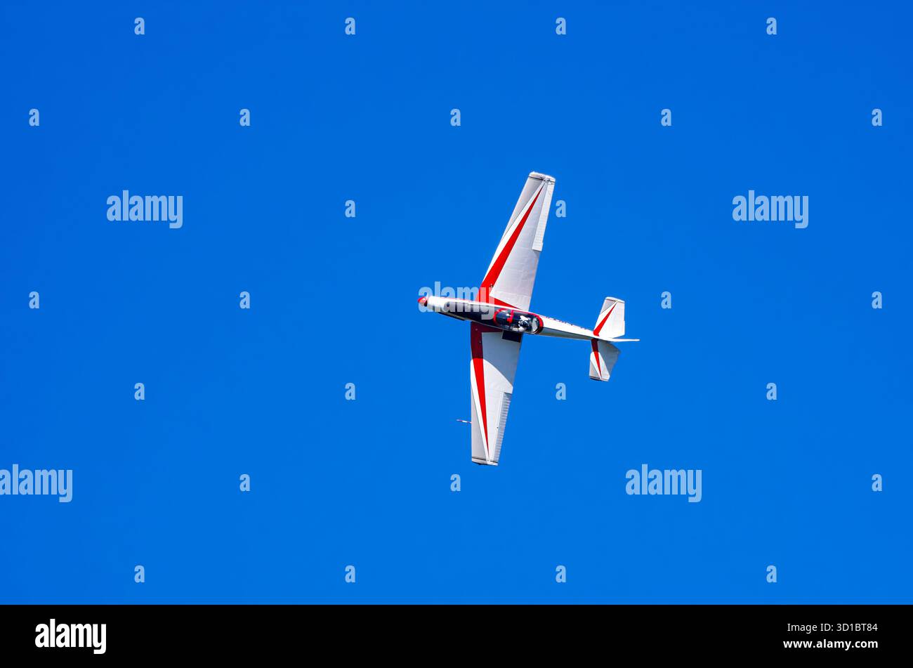 Un aereo acrobatico monomotore durante uno spettacolo aereo sulla Rossfeld a Metzingen-Glems, Baden-Wuerttemberg, Germania. Foto Stock