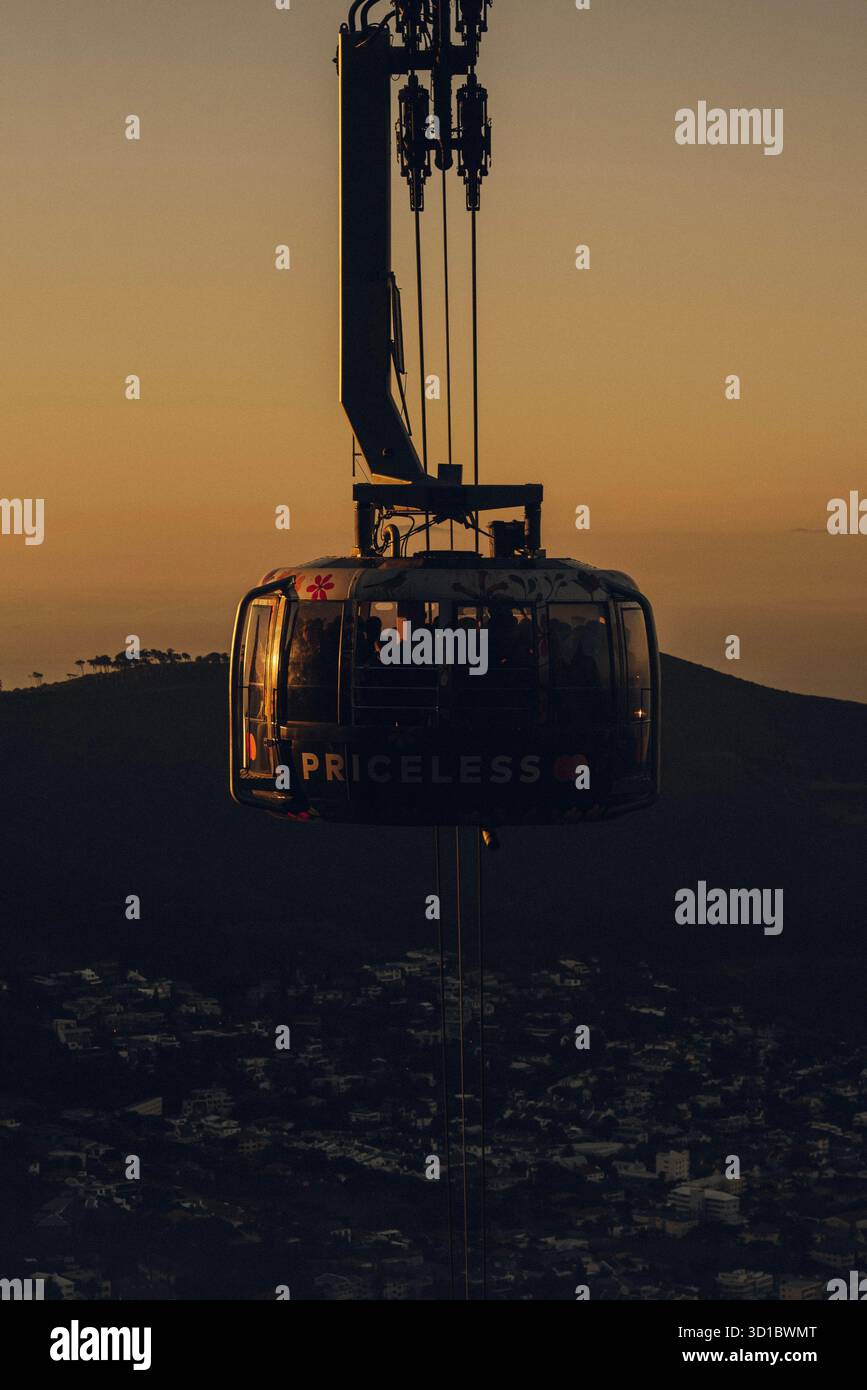 Una funivia che scende da Table Mountain a città del Capo Foto Stock