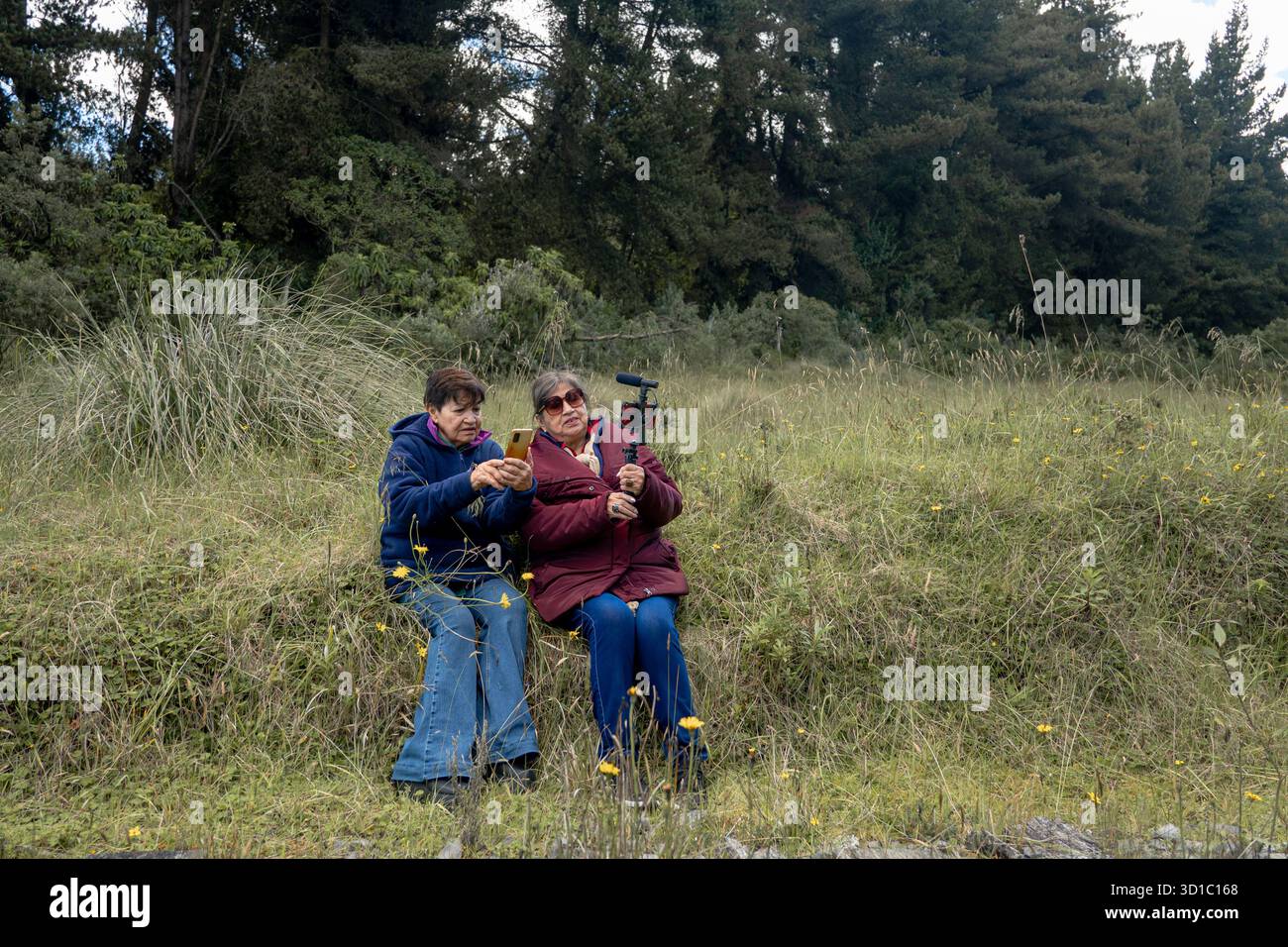 Due donne anziane si godono la natura mentre creano contenuti con la tecnologia moderna Foto Stock