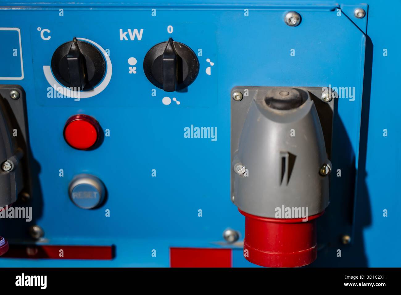 Unità di controllo per alimentatori industriali con manopole di regolazione della temperatura e dei kilowatt, pulsanti di sicurezza e connettori per cavi per fabbrica, officina o sc Foto Stock