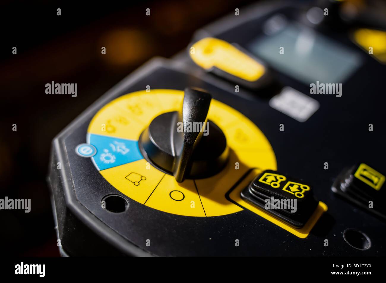 Interruttore di controllo industriale che simboleggia la precisione, la tecnologia e la sicurezza operativa mostrando l'interfaccia utente di macchinari moderni e il controllo ingegneristico Foto Stock