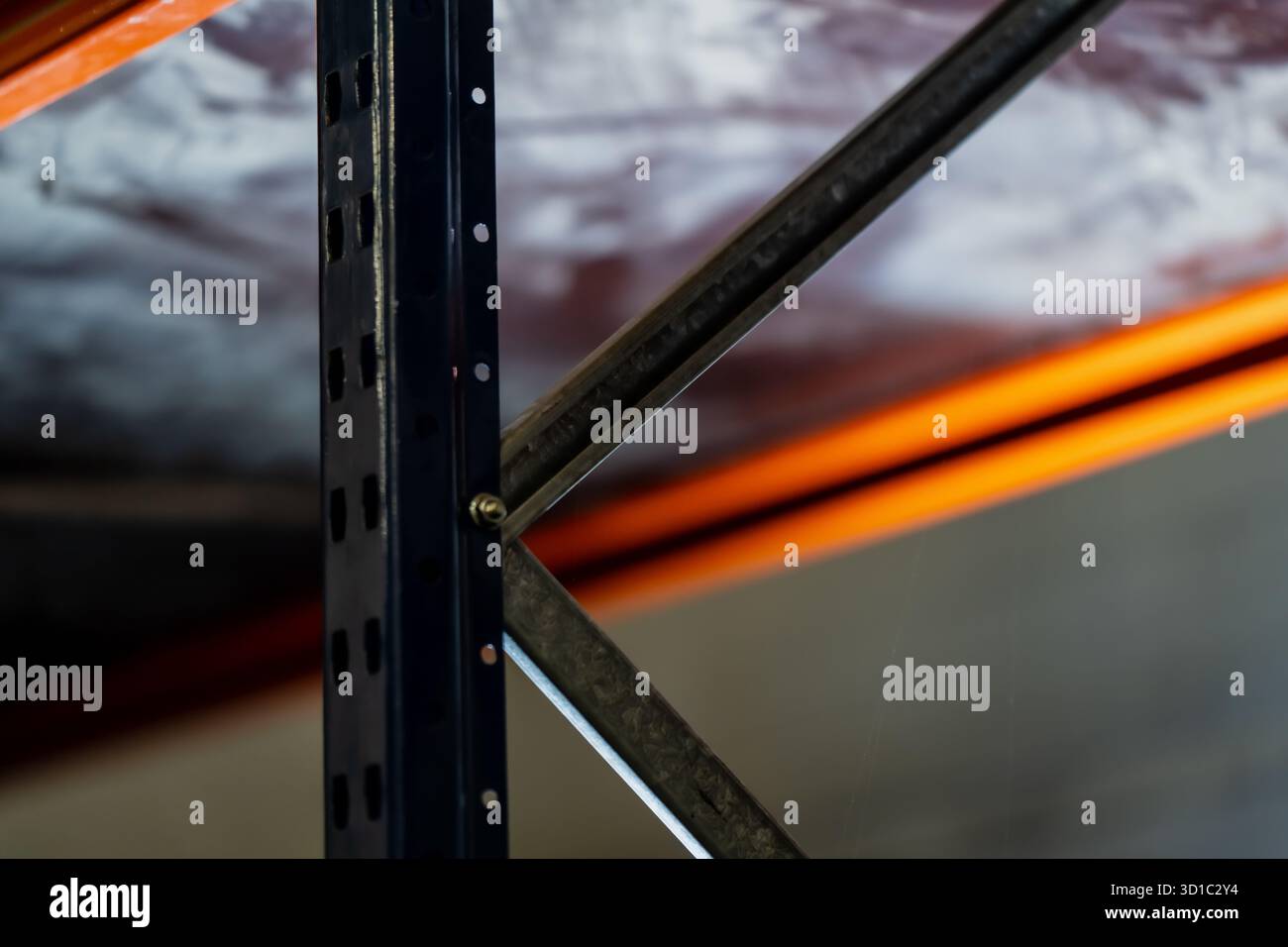 Struttura in acciaio del sistema di scaffalature industriali che rappresenta l'infrastruttura del magazzino, la soluzione di stoccaggio per impieghi pesanti e la struttura in metallo utilizzata in Foto Stock