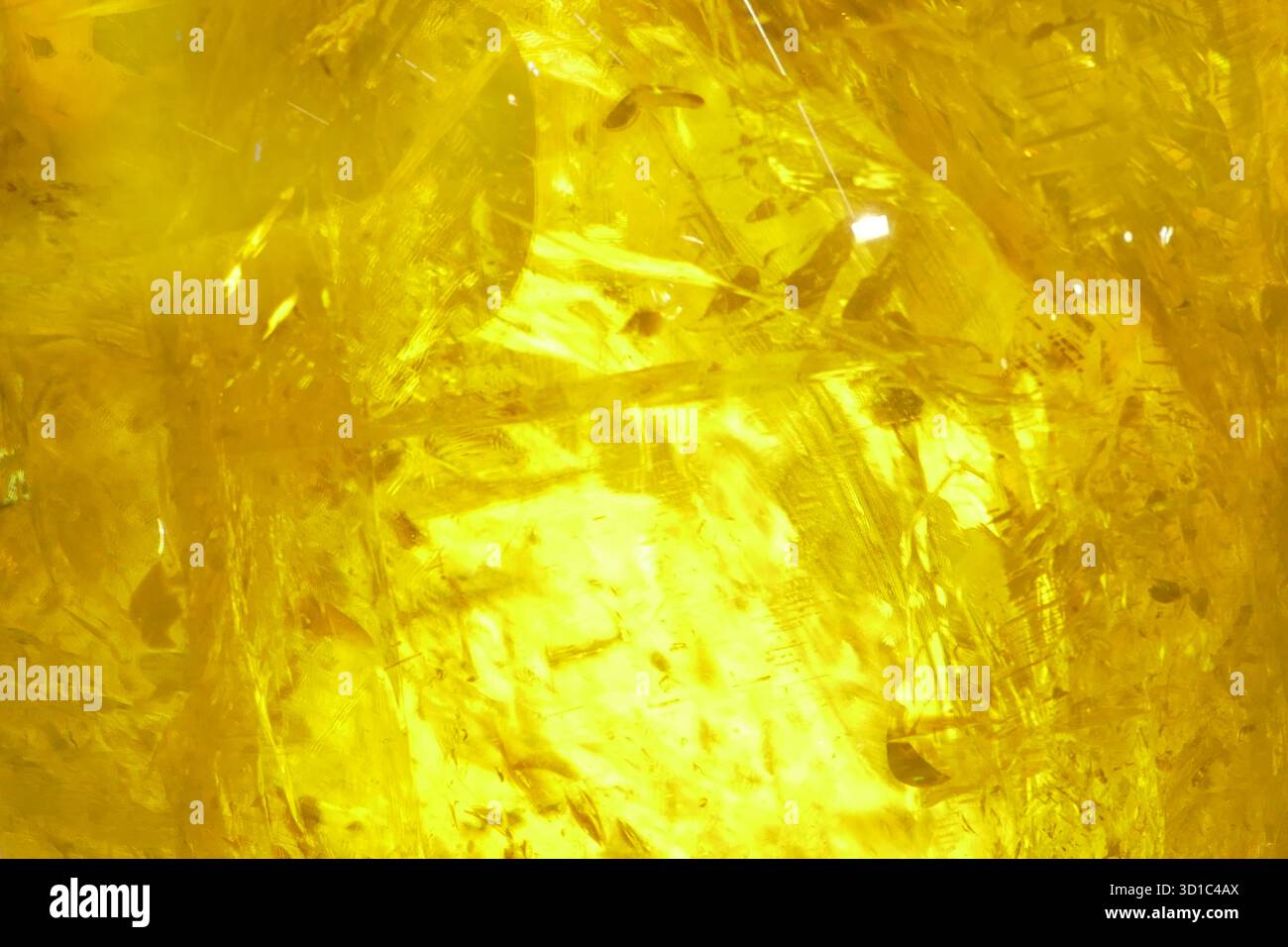 Vista macro interna di un cristallo di citrino giallo. Texture minerale di quarzo dorato Rights Managed per concetti di sfondo di design grafico astratto. Foto Stock