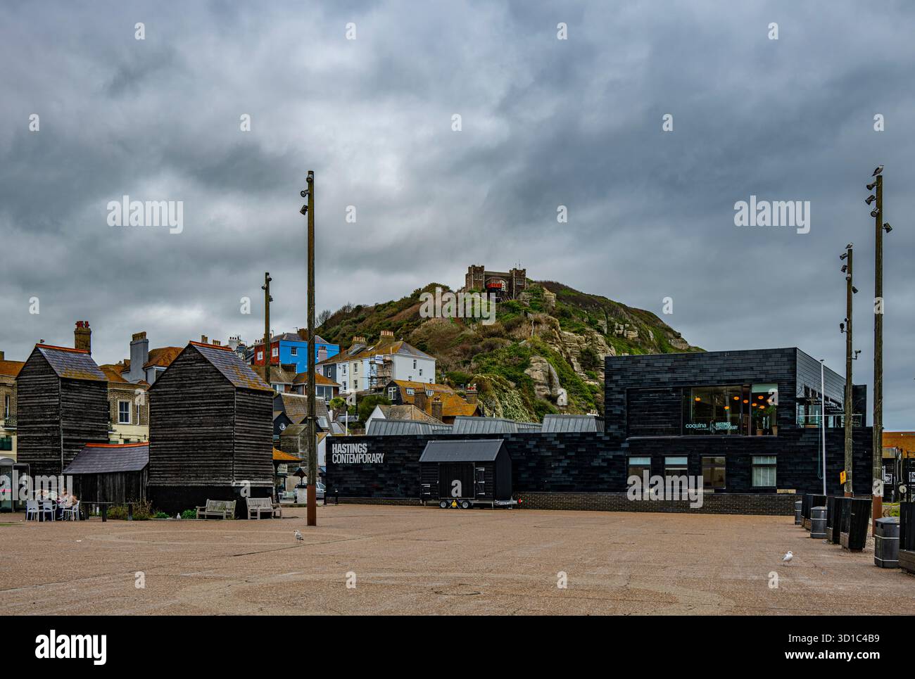 Hastings Contemporary Museum in un giorno autunnale nuvoloso con vista sulla East Hill Foto Stock