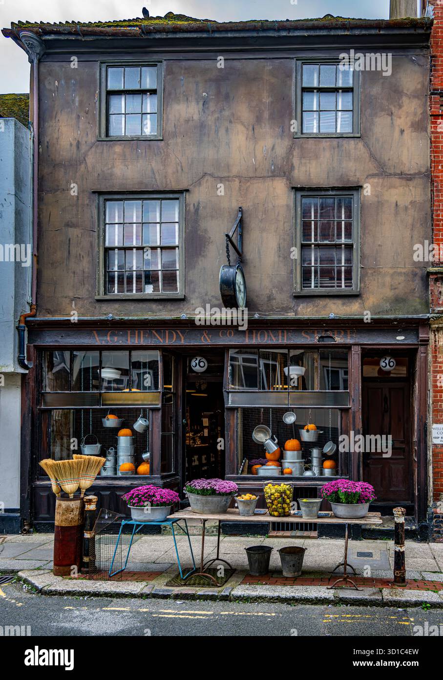 Uno dei negozi stravaganti della città vecchia di Hastings in High Street Foto Stock