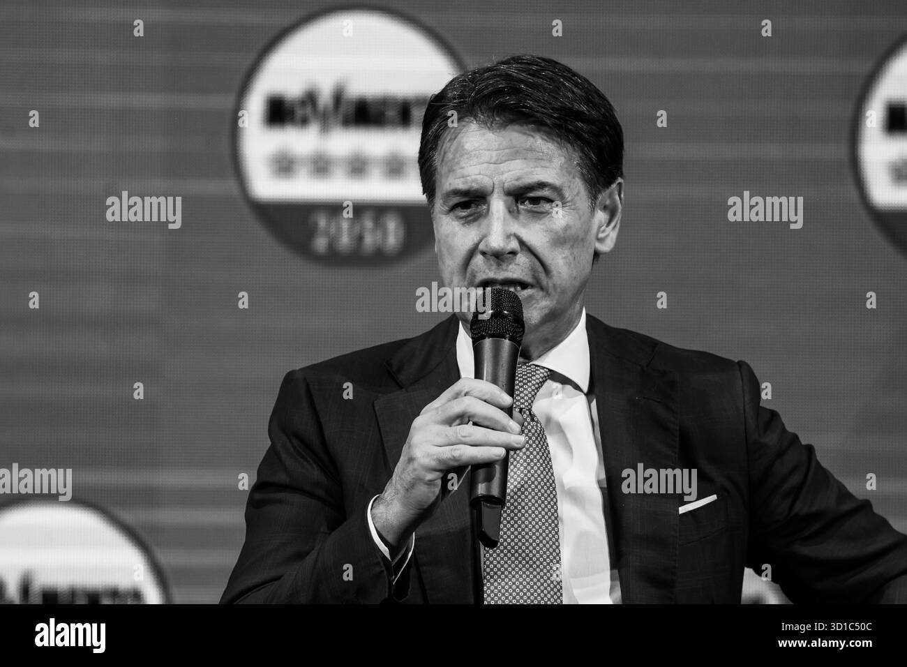 Elezioni regionali per la regione Campania dal 23 al 24 novembre 2025. Napoli, 27 ottobre 2025 - Teatro Troisi a Fuorigrotta durante la presentazione delle liste dei candidati del movimento cinque stelle per la regione Campania, con la presenza del candidato presidenziale Roberto Fico e dell'ex primo ministro Giuseppe Conte. Nella foto: Giuseppe Conte NAPOLI Teatro Troisi CAMPANIA ITALIA Copyright: XFABIOxSASSOxFabioxSassox 2L8A3040 Foto Stock