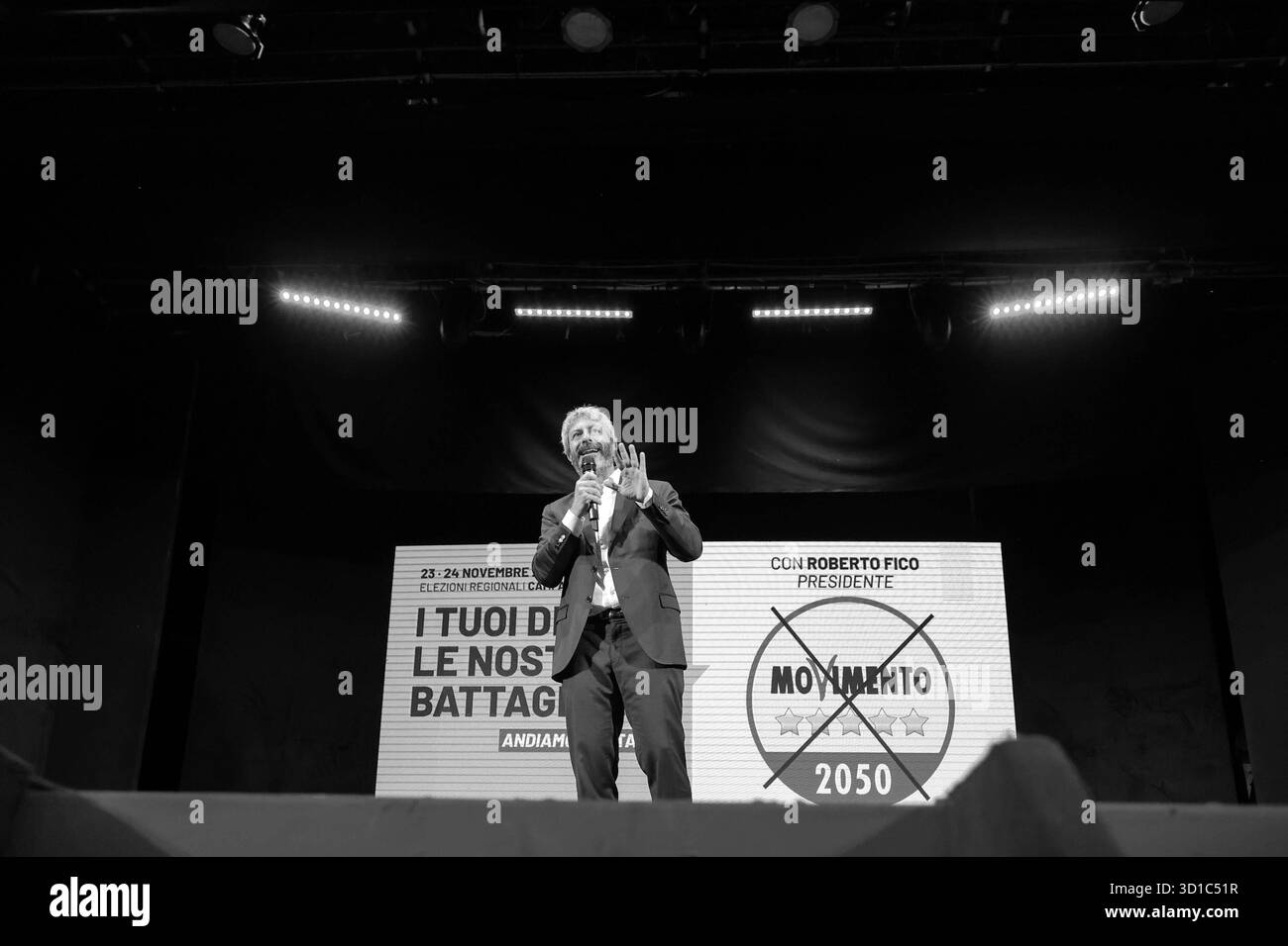 Elezioni regionali per la regione Campania dal 23 al 24 novembre 2025. Napoli, 27 ottobre 2025 - Teatro Troisi a Fuorigrotta durante la presentazione delle liste dei candidati del movimento cinque stelle per la regione Campania, con la presenza del candidato presidenziale Roberto Fico e dell'ex primo ministro Giuseppe Conte. Nella foto: Roberto Fico NAPOLI Teatro Troisi CAMPANIA ITALIA Copyright: XFABIOxSASSOxFabioxSassox 2L8A3142 Foto Stock