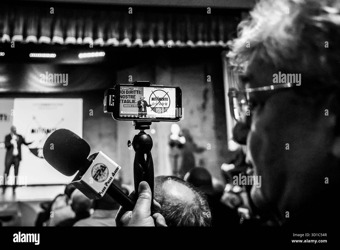 Elezioni regionali per la regione Campania dal 23 al 24 novembre 2025. Napoli, 27 ottobre 2025 - Teatro Troisi a Fuorigrotta durante la presentazione delle liste dei candidati del movimento cinque stelle per la regione Campania, con la presenza del candidato presidenziale Roberto Fico e dell'ex primo ministro Giuseppe Conte. Nella foto: Roberto Fico NAPOLI Teatro Troisi CAMPANIA ITALIA Copyright: XFABIOxSASSOxFabioxSassox 2L8A3145 Foto Stock