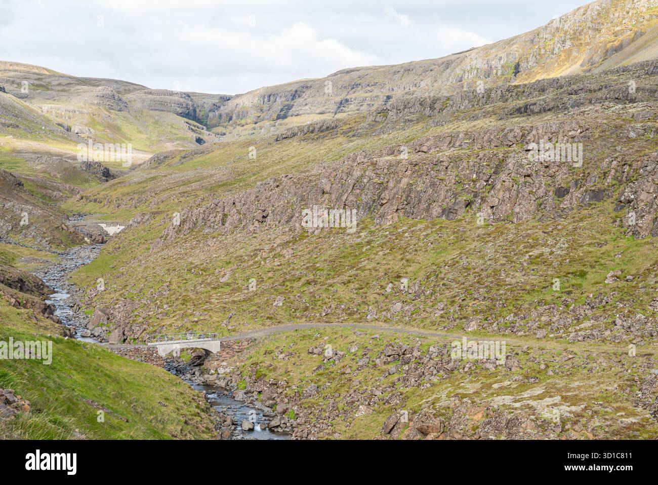 Vecchio ponte ristrutturato sul fiume Blaskeggsa a Hvalfjordur nell'Islanda occidentale Foto Stock