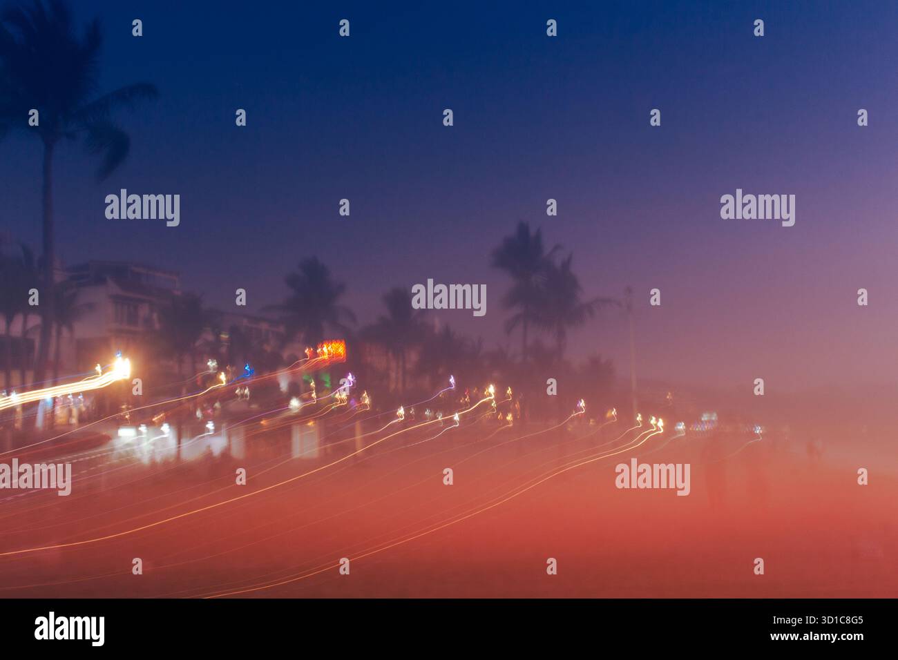 Percorsi di luce astratti artistici a lunga esposizione con movimento colorato dinamico urbano urbano pattern notturno di linee, energia, espressione visiva creativa Foto Stock