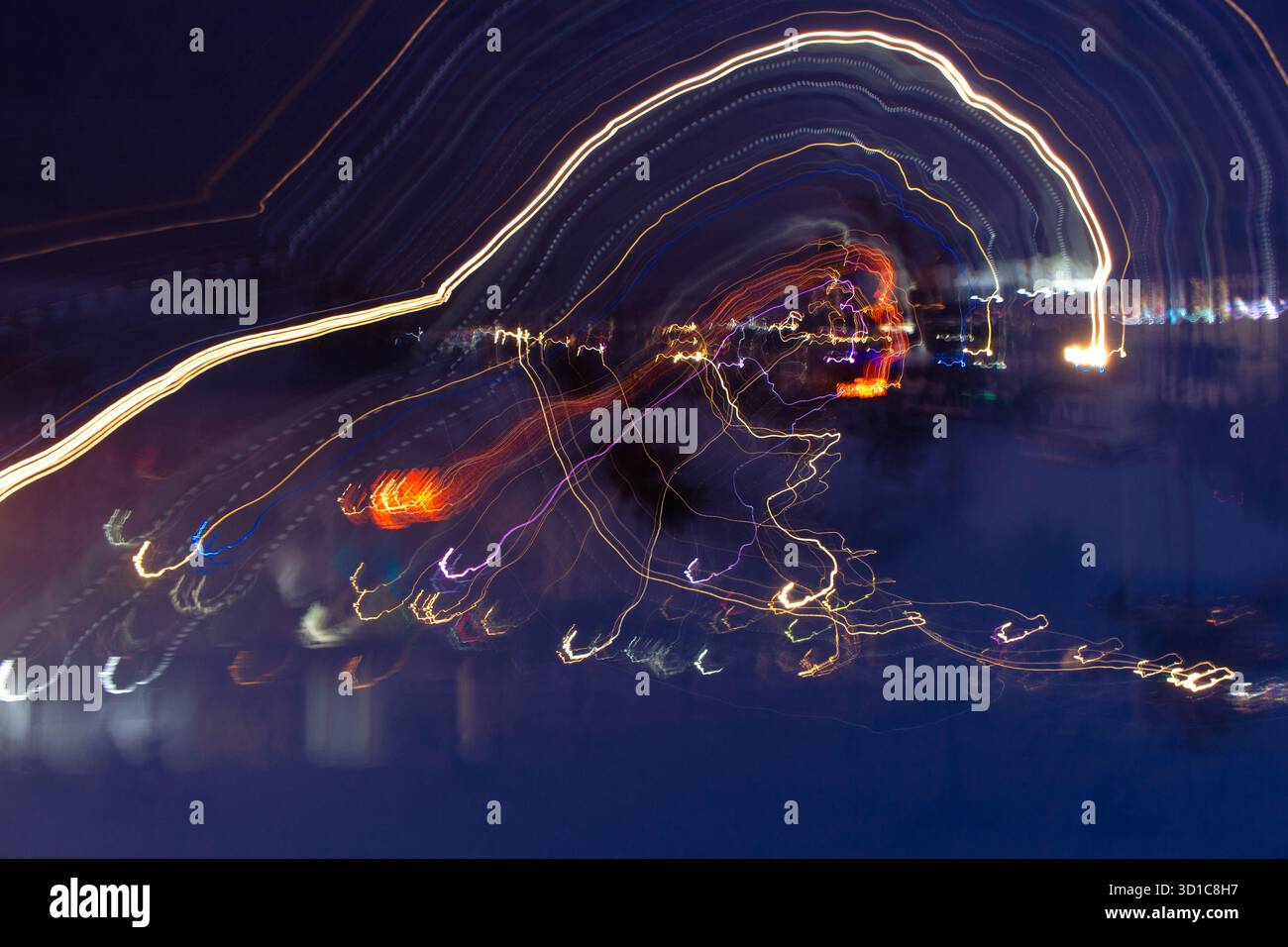 Percorsi di luce astratti artistici a lunga esposizione con movimento colorato dinamico urbano urbano pattern notturno di linee, energia, espressione visiva creativa Foto Stock