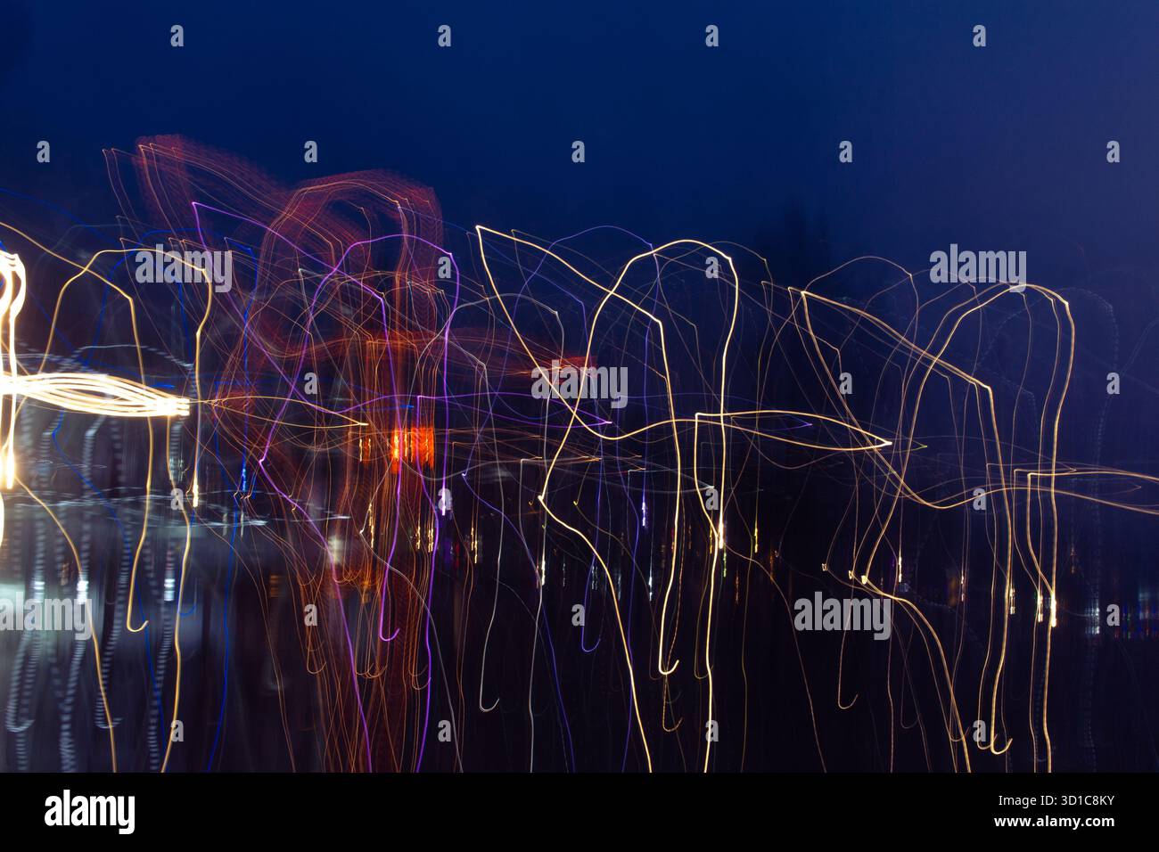 Percorsi di luce astratti artistici a lunga esposizione con movimento colorato dinamico urbano urbano pattern notturno di linee, energia, espressione visiva creativa Foto Stock