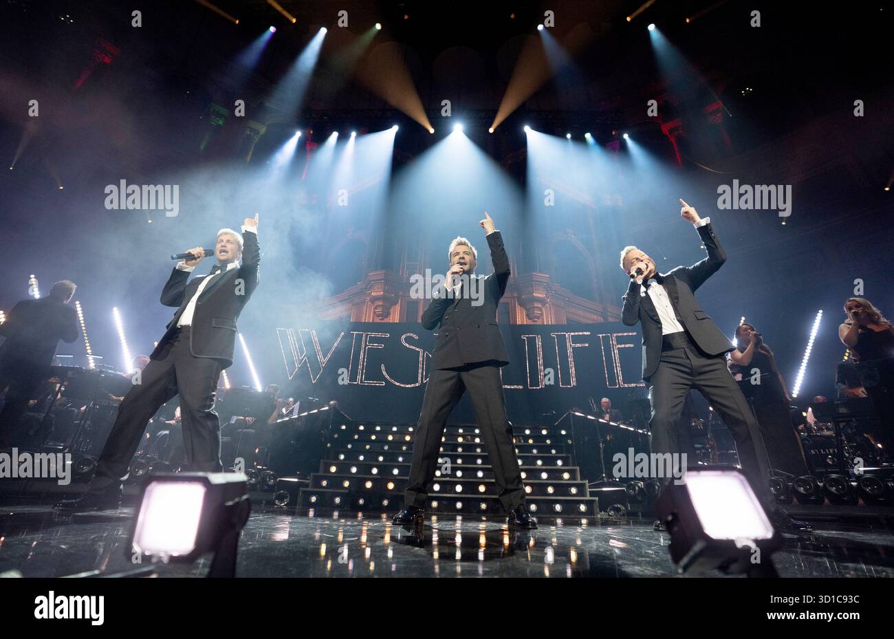 (Da sinistra a destra) Kian Egan di Westlife, Shane Filan e Nicky Byrne si esibiscono alla Royal Albert Hall di Londra. Data foto: Lunedì 27 ottobre 2025. Foto Stock