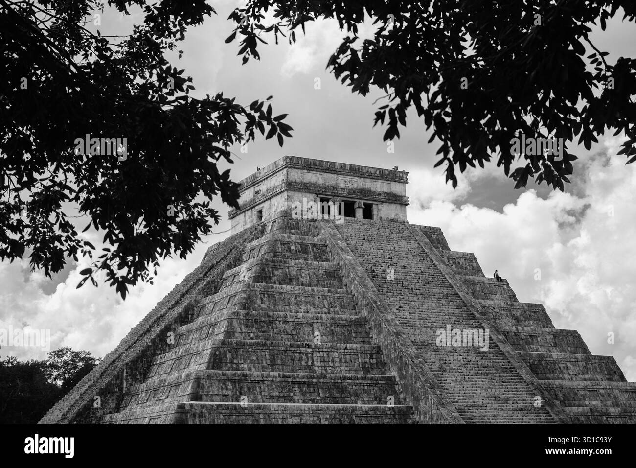 Foto in bianco e nero dell'antica piramide maya El Castillo a Chichén Itzá in Messico con nuvole spettacolari sopra la storica struttura in pietra e l'archeologia Foto Stock