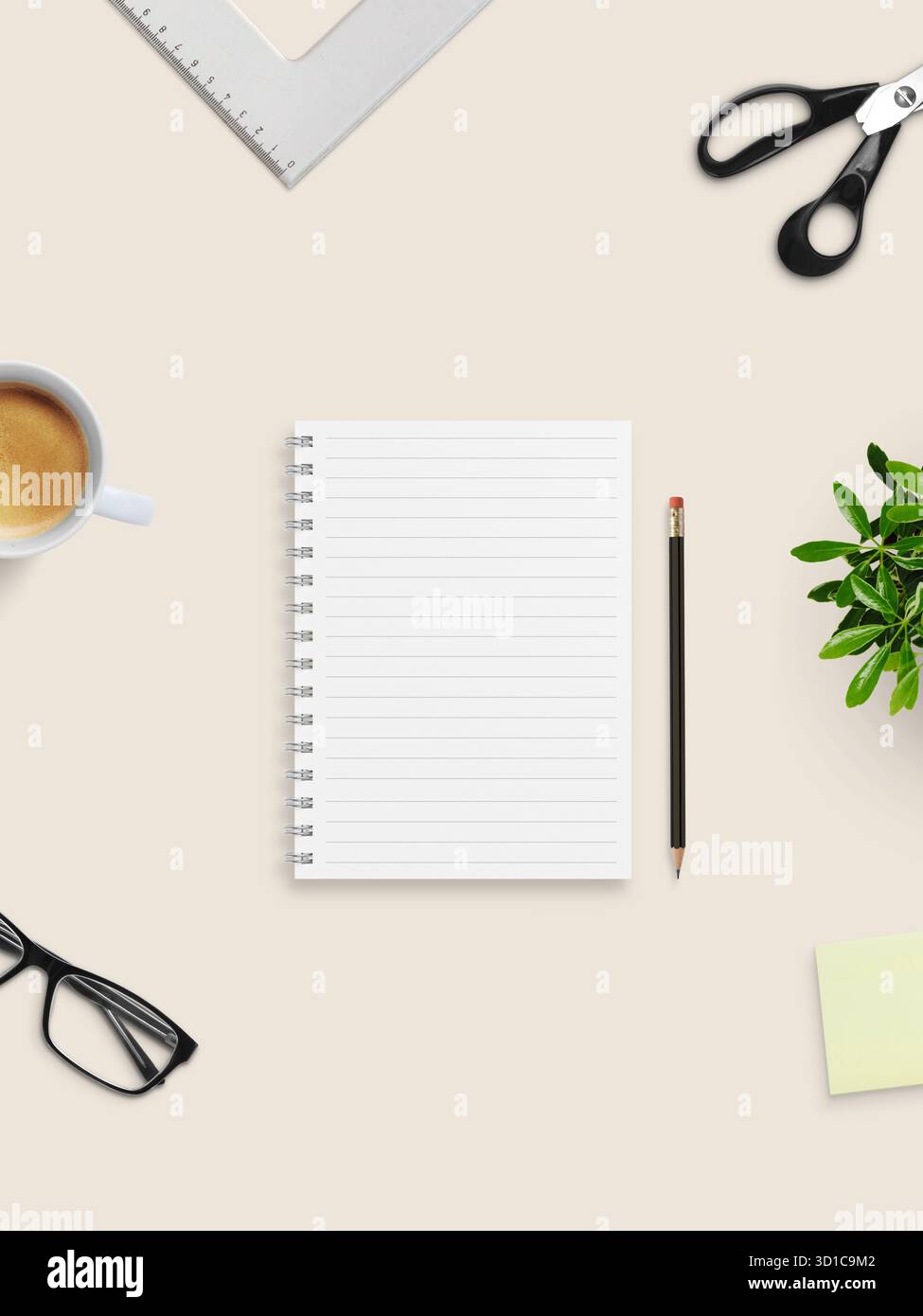 Scrivania beige minimale con caffè, notebook, matita, forbici e righello, rappresenta la creatività, l'organizzazione dello spazio di lavoro e l'ispirazione per il design Foto Stock