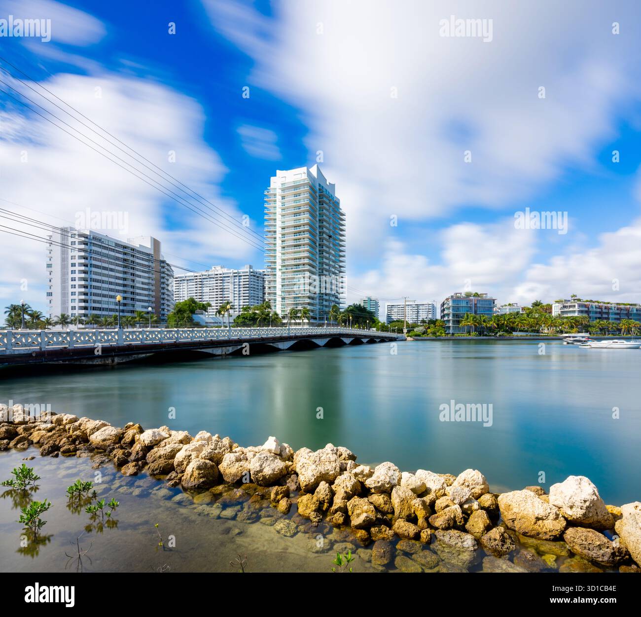 Scene di sfondo di Miami Beach. Vista dell'isola di Belle Isle con ponte sulla baia di Biscayne. Esposizione lunga che mostra sfocature in movimento nel cielo Foto Stock