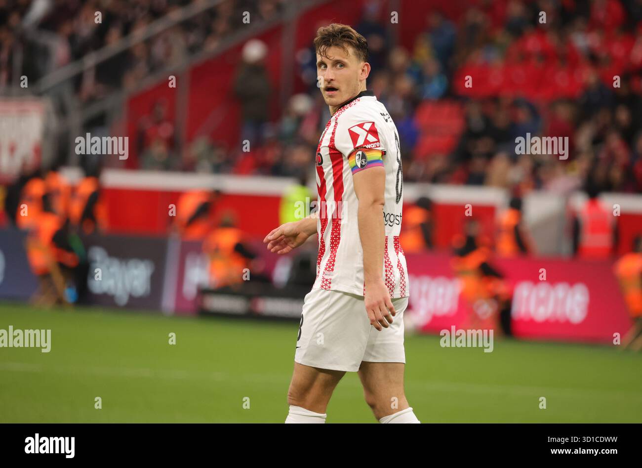 Leverkusen, Germania. 26 ottobre 2025. Maximilian Eggestein (SCF), Leverkusen, Deutschland, 26.10.2025, Fussball Bundesliga, 8) Spieltag, Bayer 04 Leverkusen - SC Freiburg. LE NORMATIVE DFL VIETANO QUALSIASI USO DI FOTOGRAFIE COME SEQUENZE DI IMMAGINI E/O QUASI-VIDEO crediti: Juergen Schwarz/Alamy Live News Foto Stock