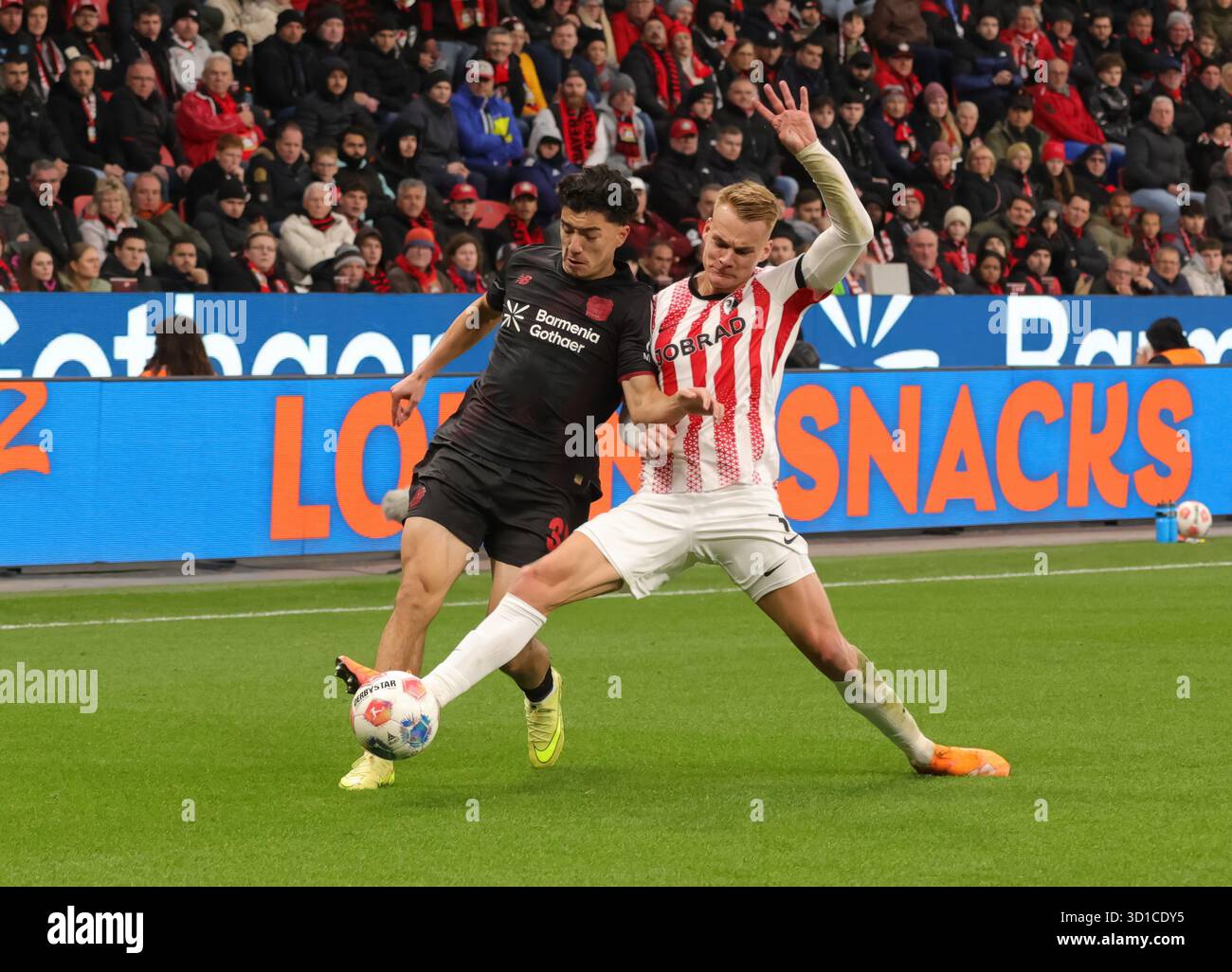 Leverkusen, Germania. 26 ottobre 2025. Maza Ibrahim (B04, L) und Philipp Lienhart (SCF), Leverkusen, Deutschland, 26.10.2025, Fussball Bundesliga, 8) Spieltag, Bayer 04 Leverkusen - SC Freiburg. LE NORMATIVE DFL VIETANO QUALSIASI USO DI FOTOGRAFIE COME SEQUENZE DI IMMAGINI E/O QUASI-VIDEO crediti: Juergen Schwarz/Alamy Live News Foto Stock