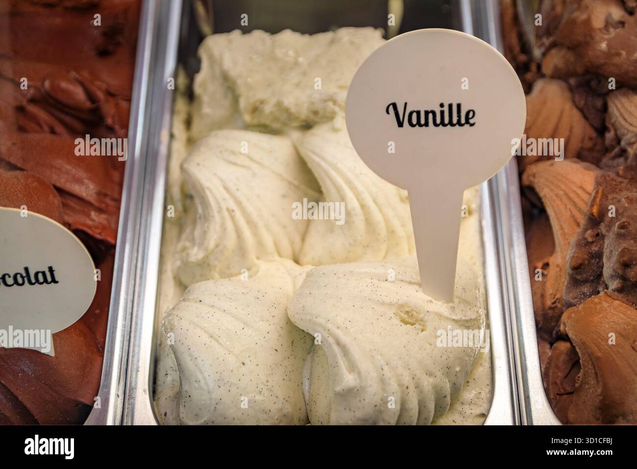 Gelato artigianale alla vaniglia e al cioccolato in una vasca in mostra presso una gelateria nella città vecchia o a Vieille Ville, Nizza, nel sud della Francia Foto Stock