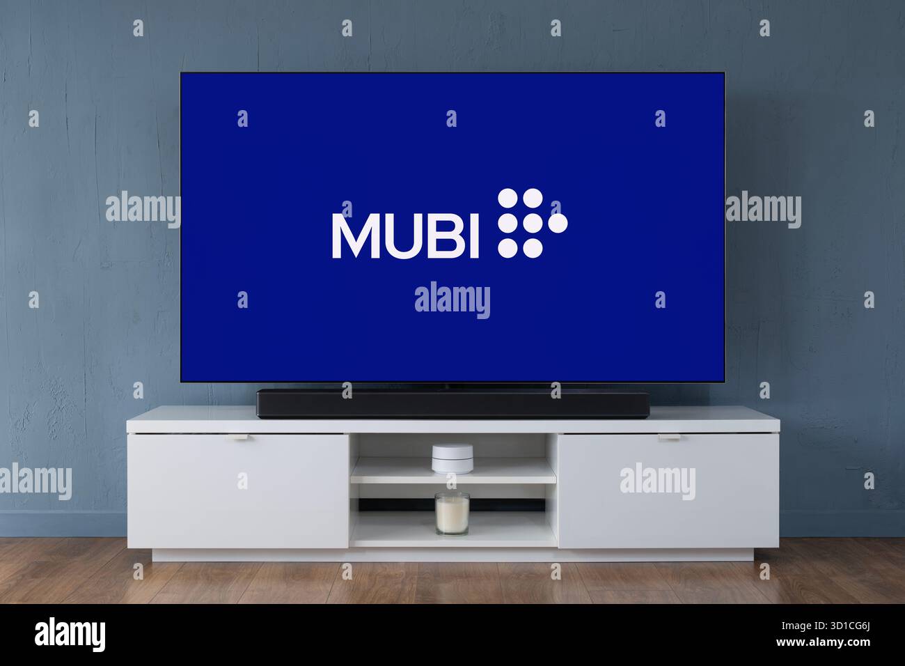 Il logo del servizio di streaming MUBI è visibile su un moderno televisore OLED widescreen. Foto Stock