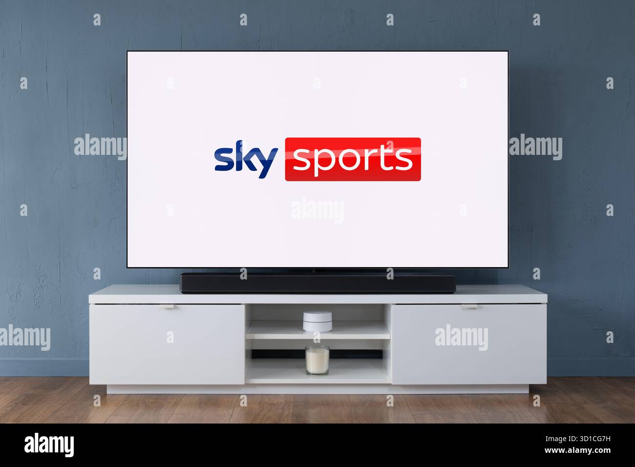 Il logo del servizio di streaming Sky Sports è visibile su un moderno televisore OLED Widescreen. Foto Stock