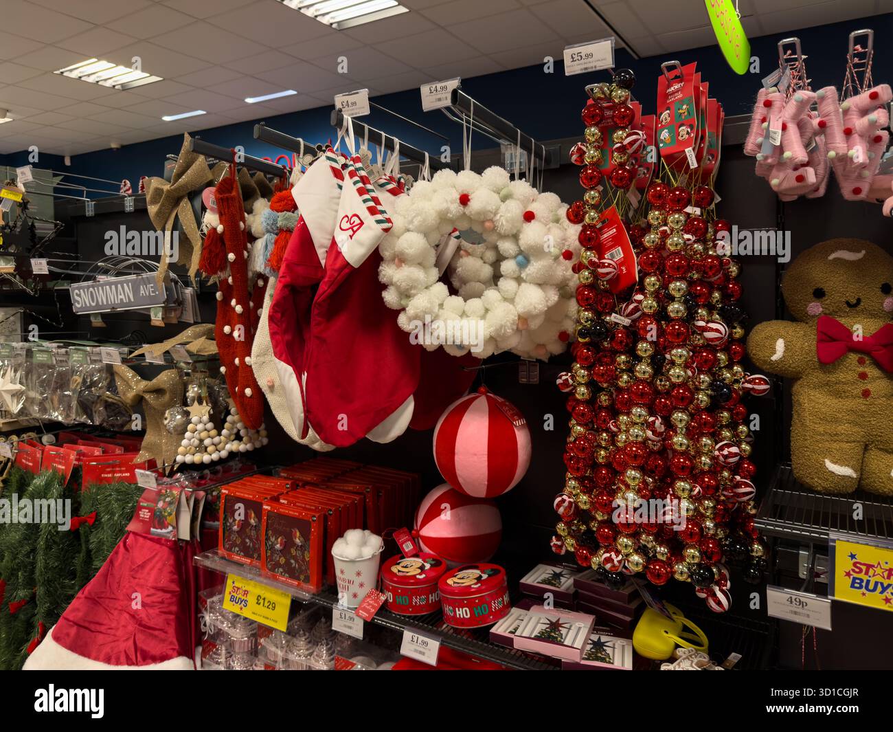 Articoli di Natale in esposizione nel supermercato del Regno Unito.Liverpool Regno Unito 27 ottobre 2025 - Immagine stock catturata con smartphone