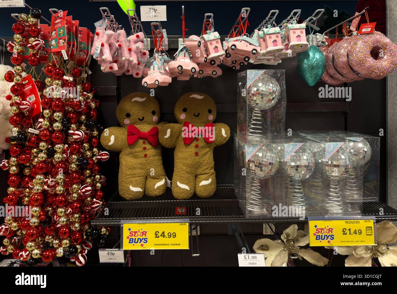 Articoli di Natale in esposizione nel supermercato del Regno Unito.Liverpool Regno Unito 27 ottobre 2025 - Immagine stock catturata con smartphone