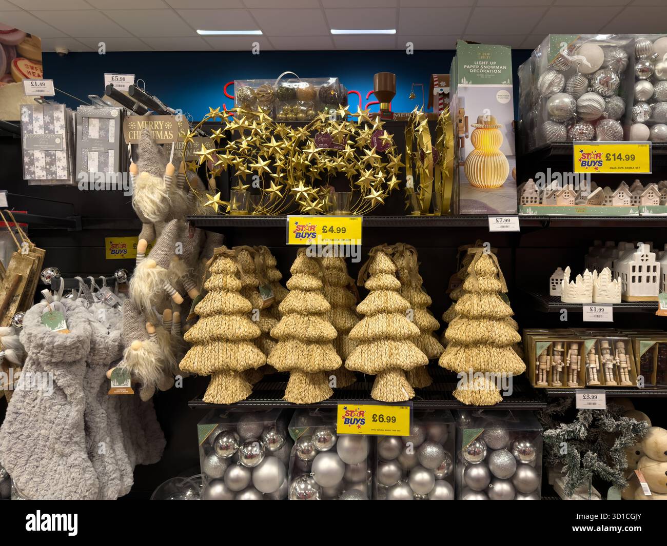 Articoli di Natale in esposizione nel supermercato del Regno Unito.Liverpool Regno Unito 27 ottobre 2025 - Immagine stock catturata con smartphone