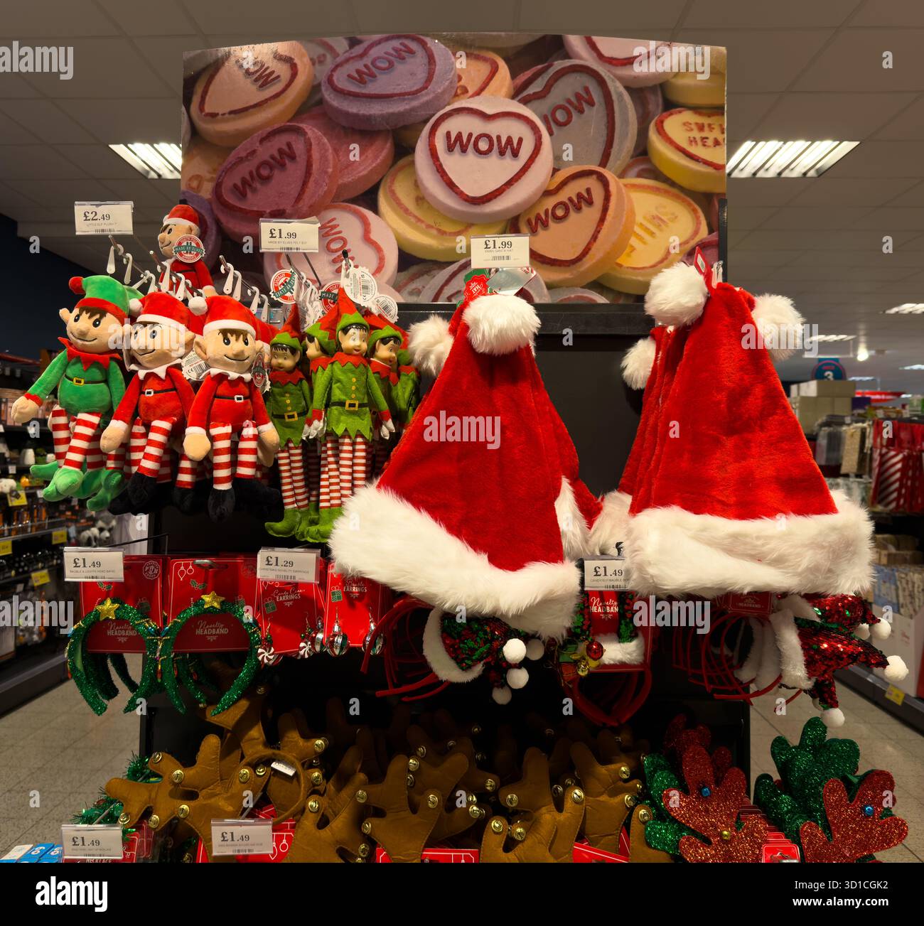 Articoli di Natale in esposizione nel supermercato del Regno Unito.Liverpool Regno Unito 27 ottobre 2025 - Immagine stock catturata con smartphone